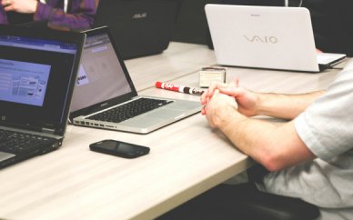 如何利用技巧让网站建设深色背景添彩 